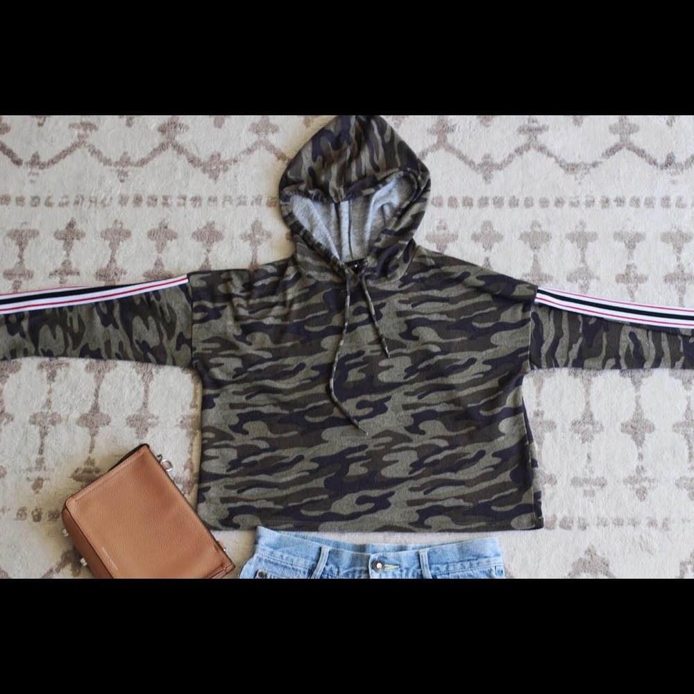Women’s Camouflage Cropped Hoodie